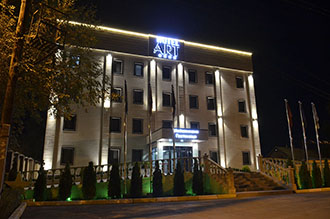 Ночной вид Арт Отеля в Бишкеке